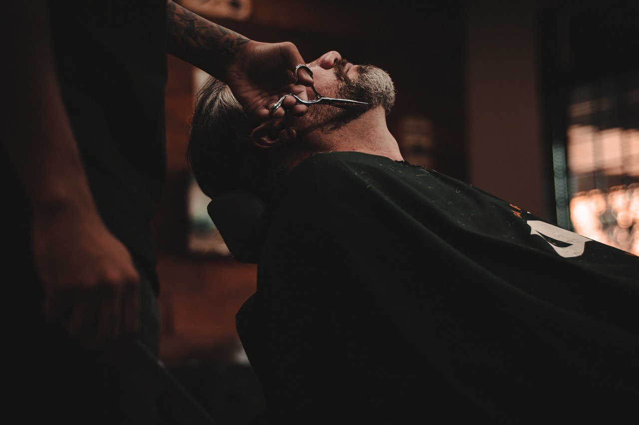 Homem recebendo corte de barba